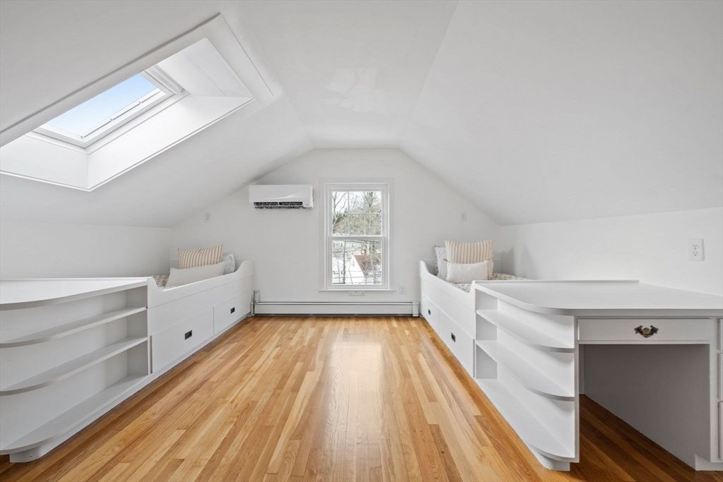 Interior, Walk-in Closets, Wood Texture Flooring