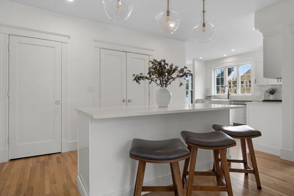 Interior, Pendant Lights, Recessed Lighting, Wood Texture Flooring