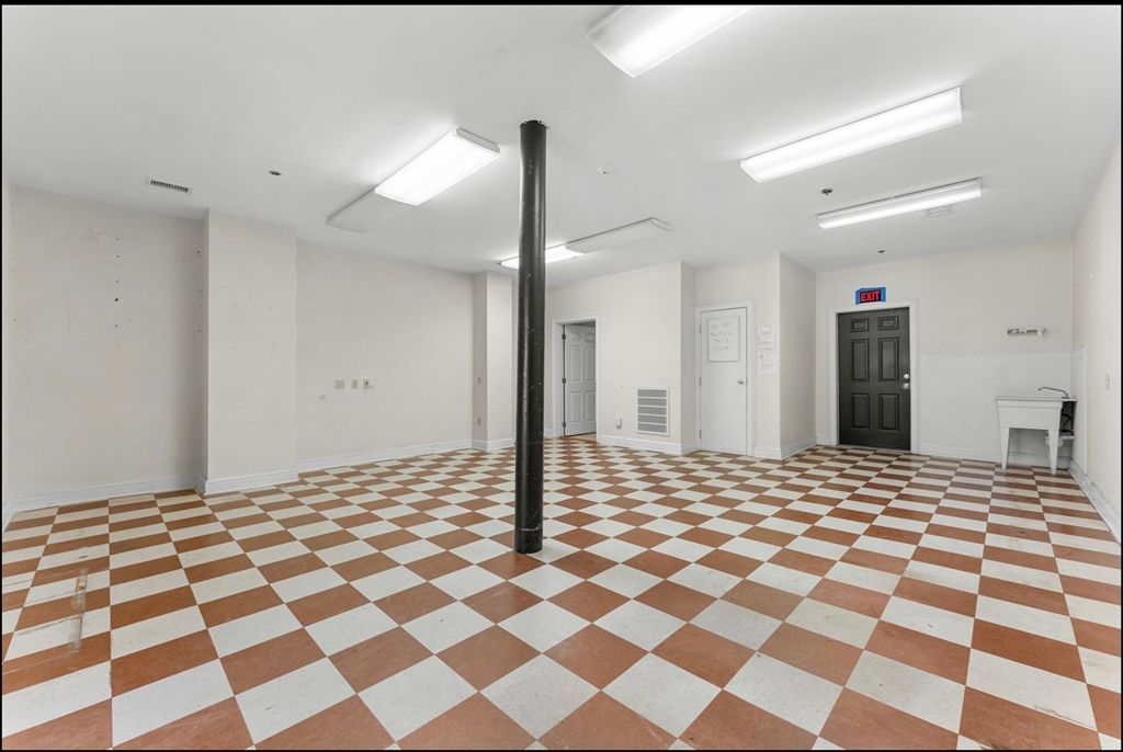 Empty room, Interior