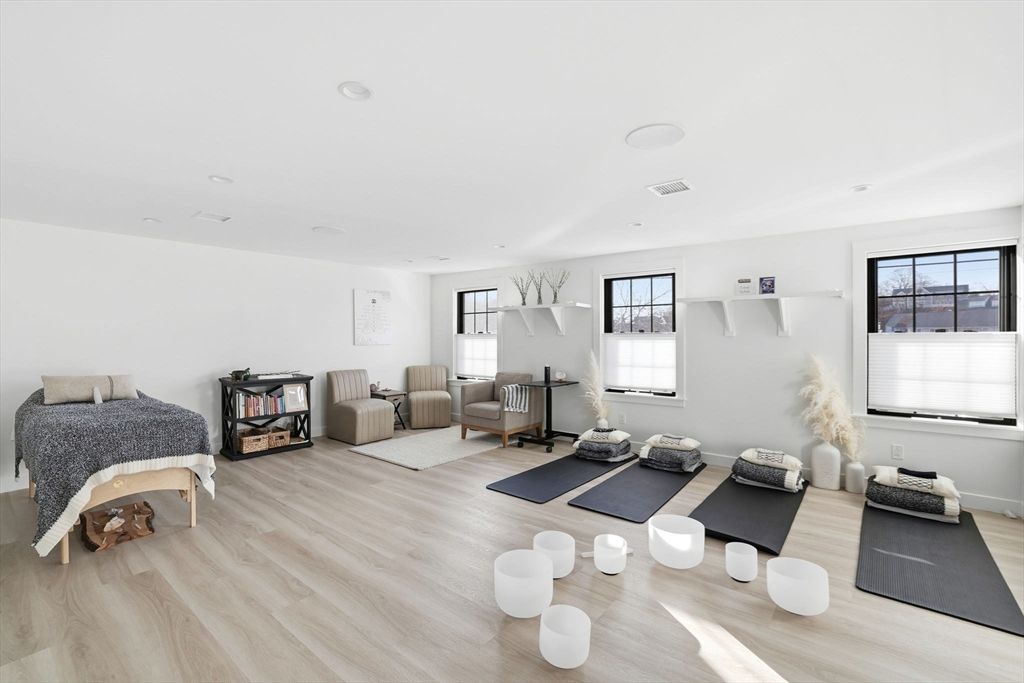 Interior, Recessed Lighting, Wood Texture Flooring