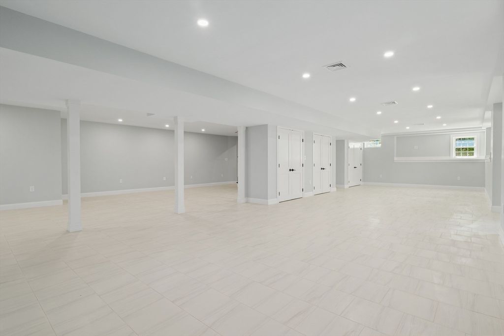 Empty room, Interior, Recessed Lighting