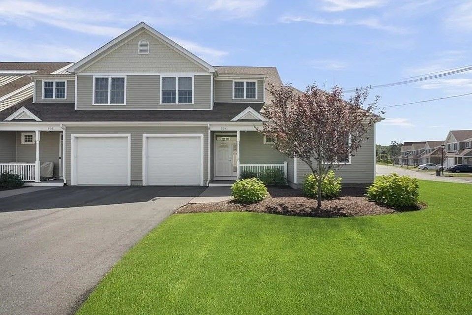 Attached, Exterior, Facade, American Craftsman