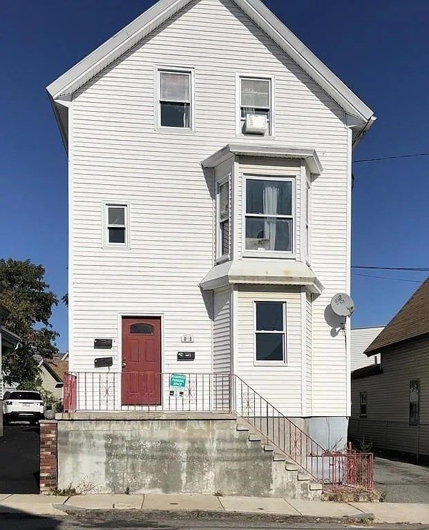 Attached, Exterior, Facade, Queen Anne Victorian