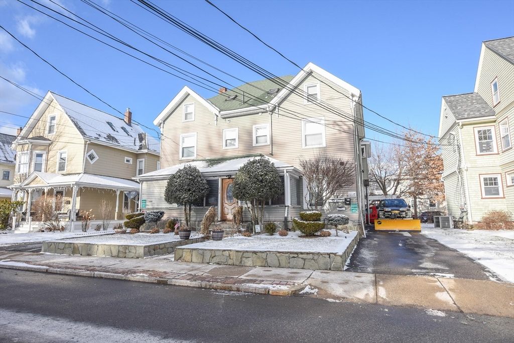 Attached, Exterior, Facade, Queen Anne Victorian