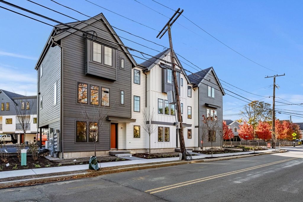 Exterior, Facade, Rowhouse
