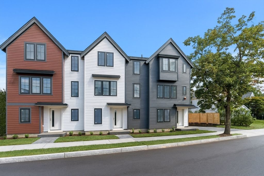 Exterior, Facade, Rowhouse