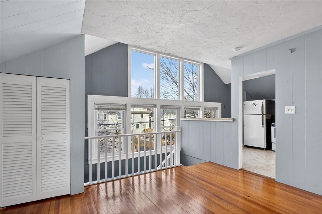 Interior, Washer, Wood Texture Flooring