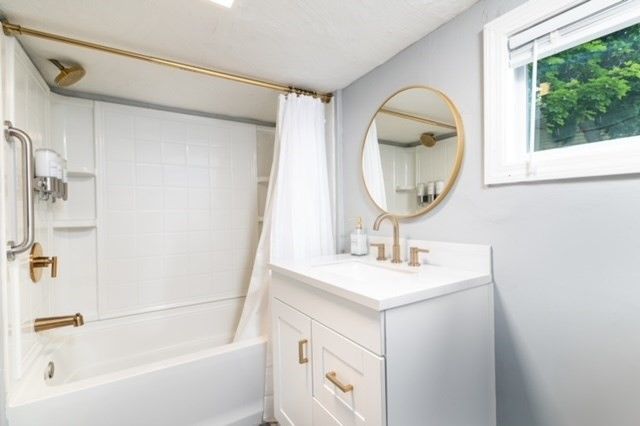 Bathroom, Interior, Recessed Lighting