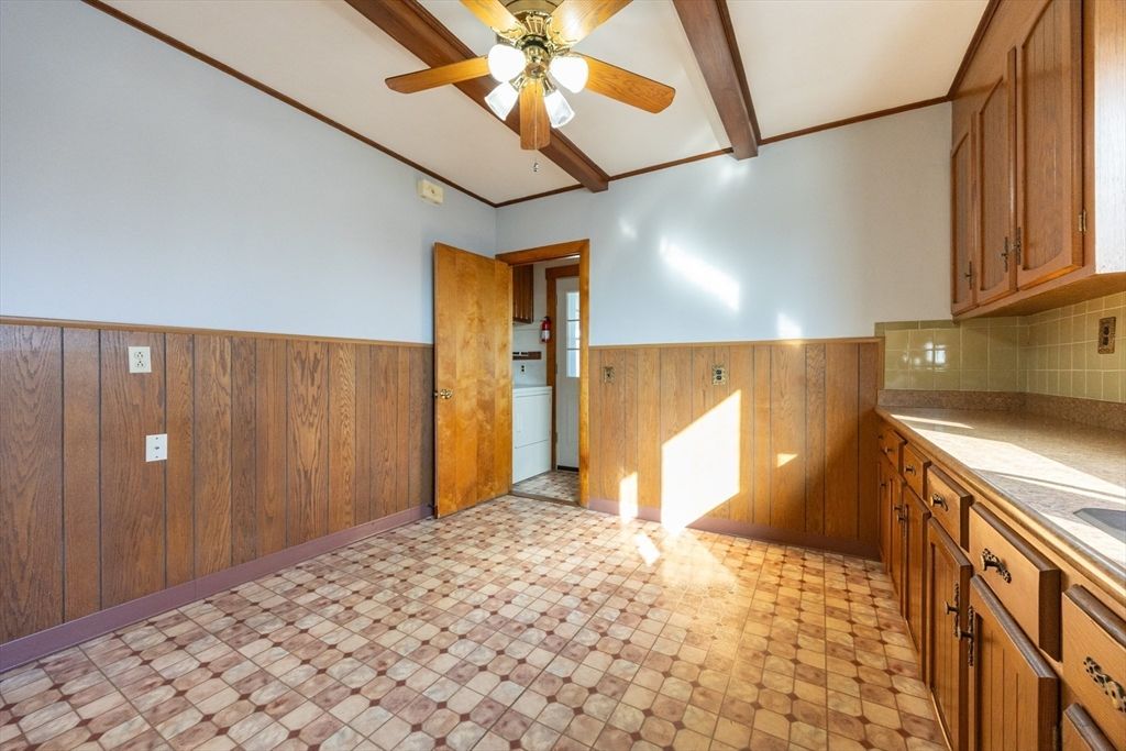 Empty room, Interior, Wooden Beams, Wooden Walls