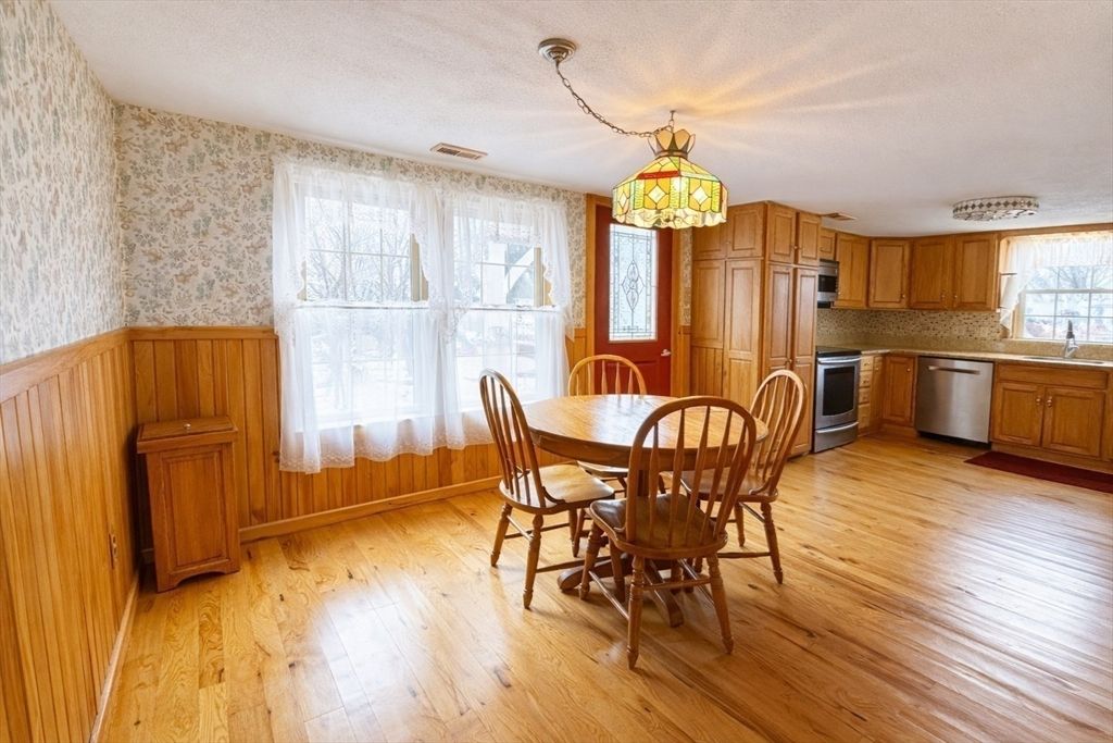 Dining room, Interior, Kitchen, Stainless Steel Appliances, Wood Texture Flooring