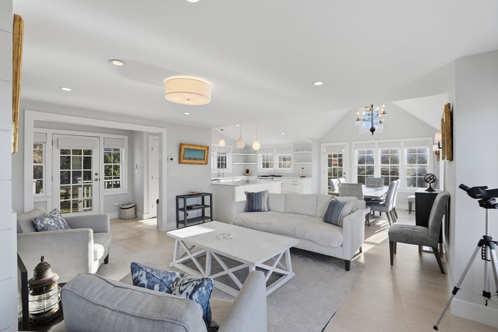 Dining room, Interior, Kitchen, Living room, Pendant Lights, Recessed Lighting, Wood Texture Flooring
