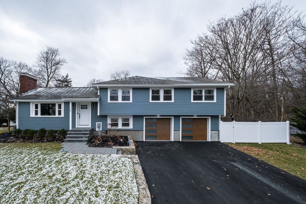 Attached, Exterior, Facade, Split Level