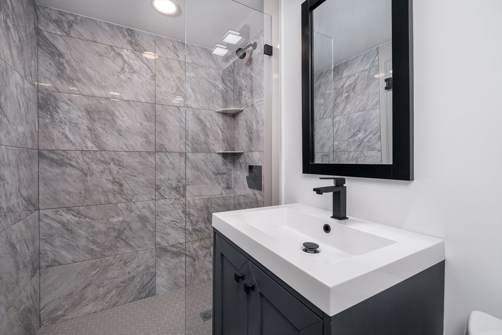 Bathroom, Interior, Recessed Lighting