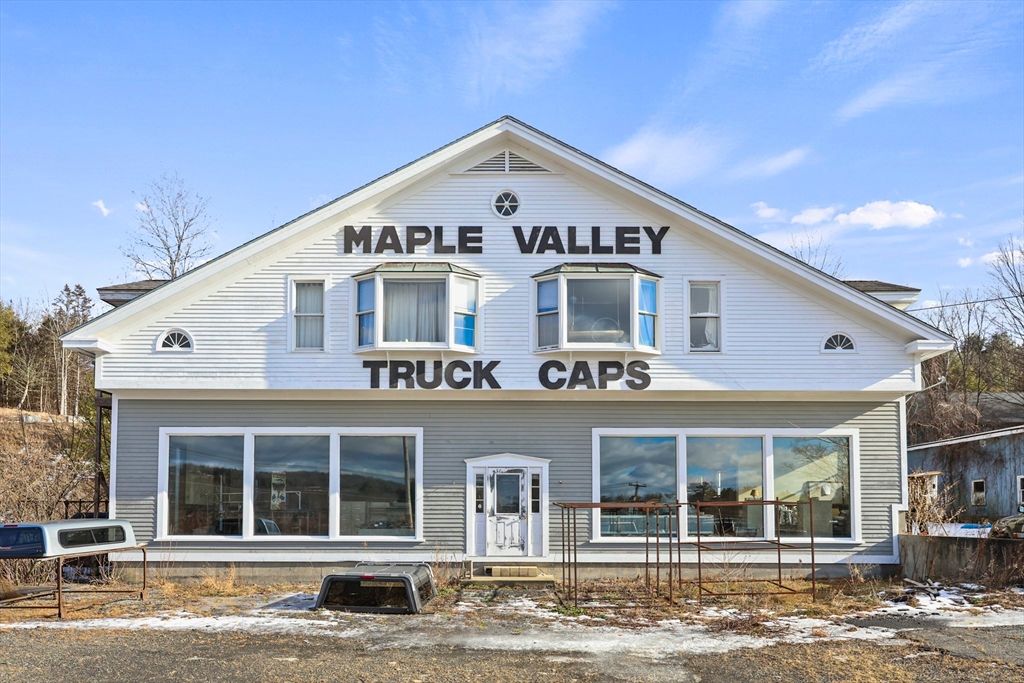 Exterior, Facade, Farmhouse