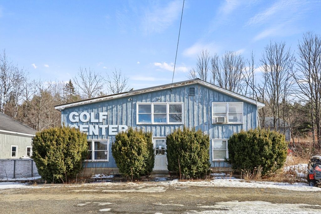 Exterior, Facade, Raised Ranch