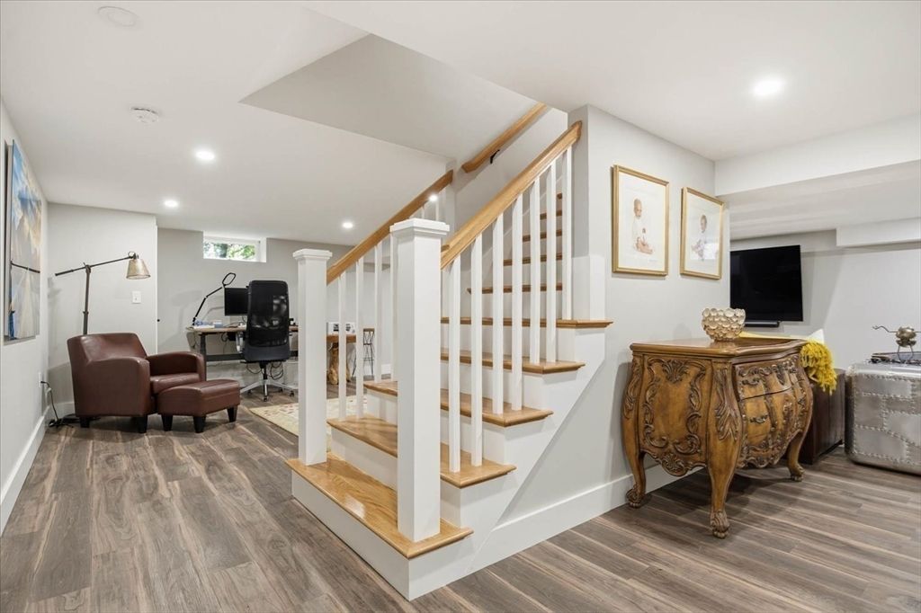Interior, Recessed Lighting, Wood Texture Flooring