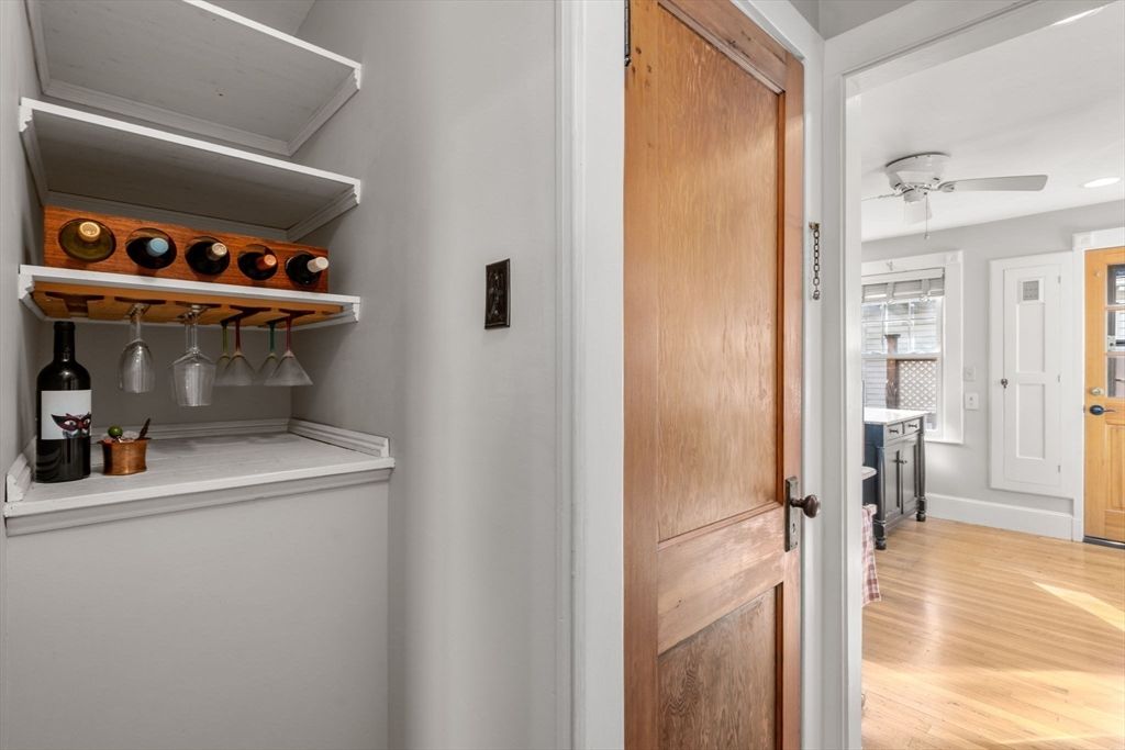 Interior, Recessed Lighting, Washer, Wood Texture Flooring