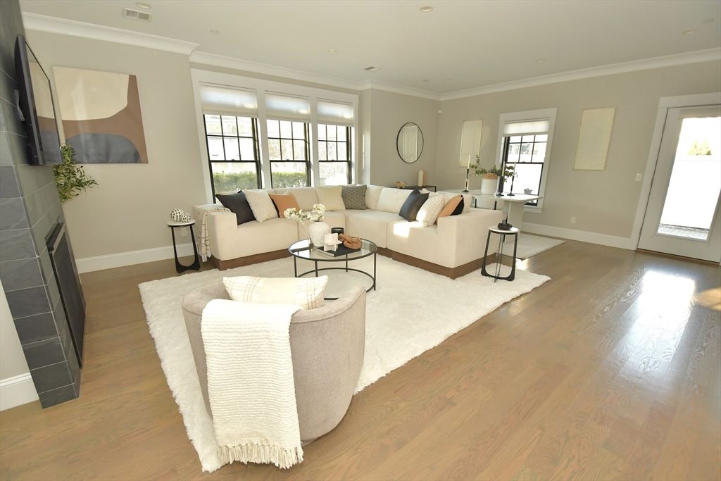 Interior, Living room, Recessed Lighting, Wood Texture Flooring