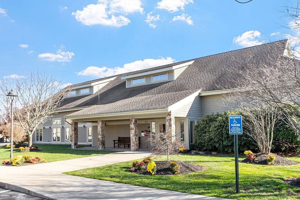 Exterior, Facade, Ranch