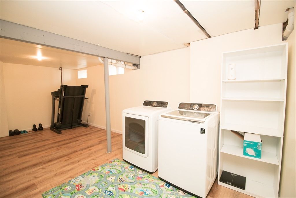 Interior, Washer, Wood Texture Flooring