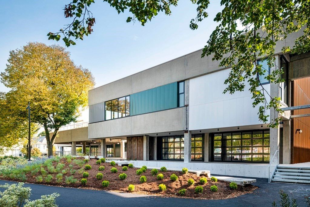 Exterior, Facade, Modern