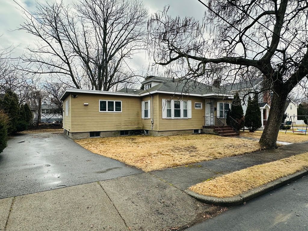 Exterior, Facade, Split Level