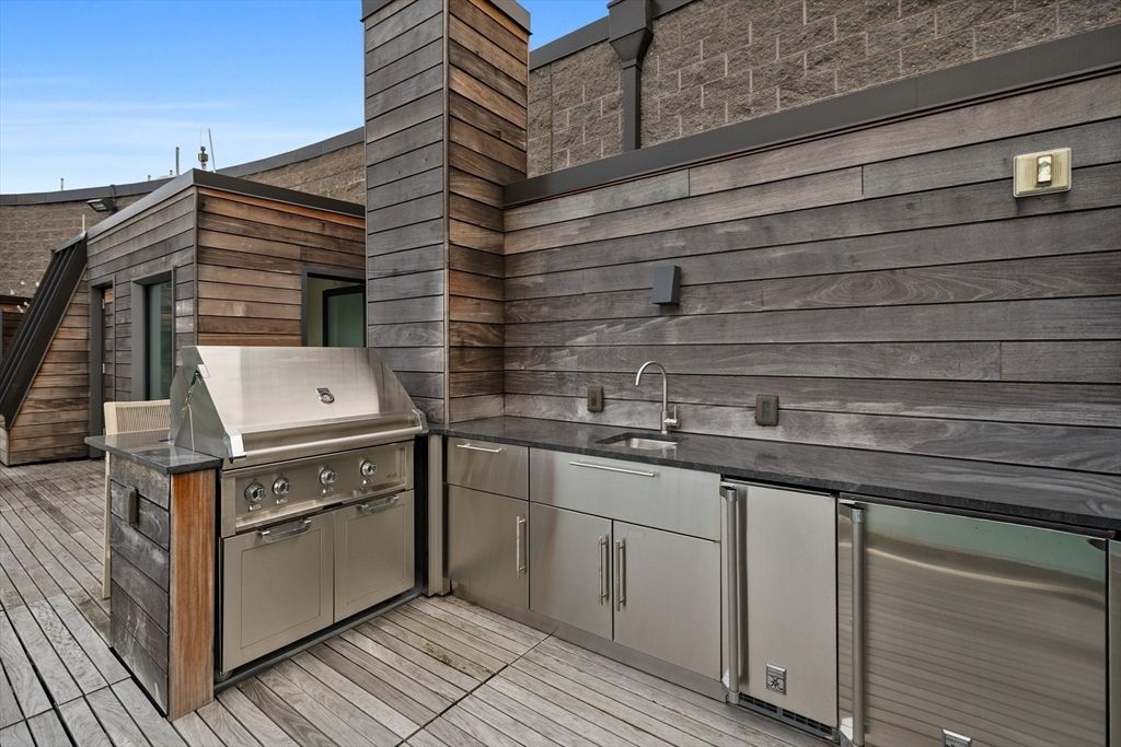 Exterior, Outdoor Kitchen