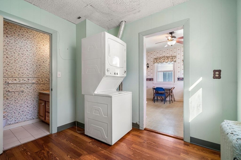 Interior, Utility Closets, Washer, Wood Texture Flooring
