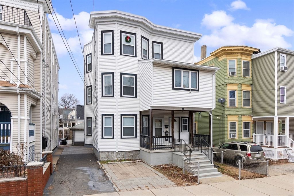 Exterior, Facade, Rowhouse