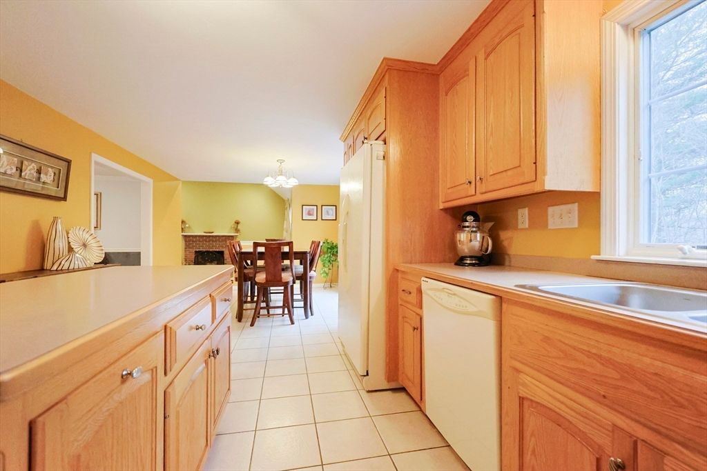 Chandelier, Dining room, Fireplace, Interior, Kitchen