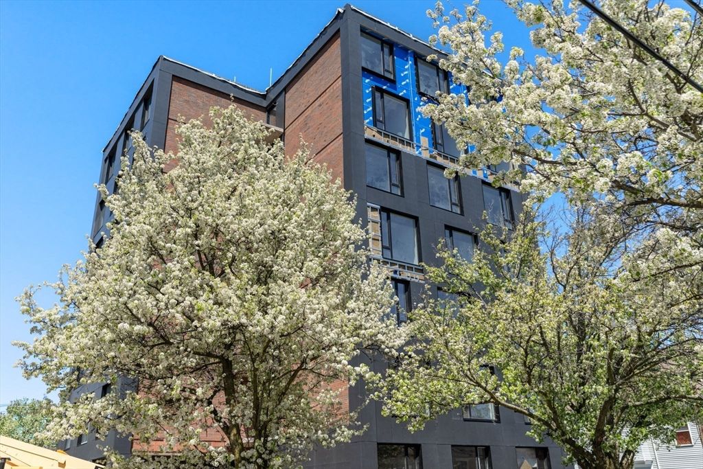 Exterior, Facade, Modern