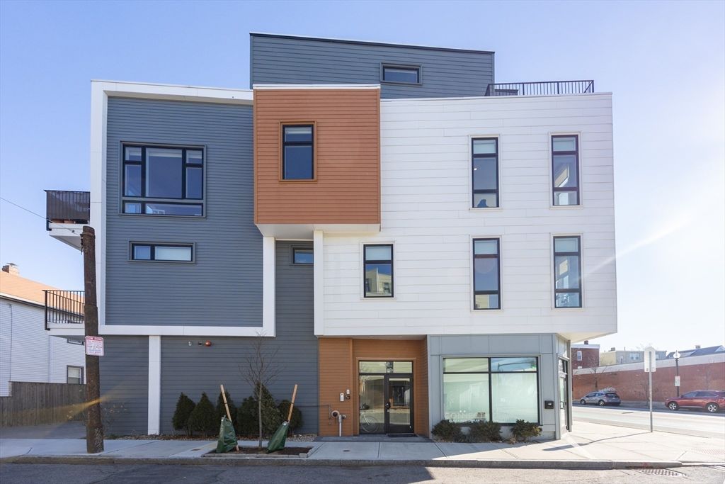 Exterior, Facade, Rowhouse