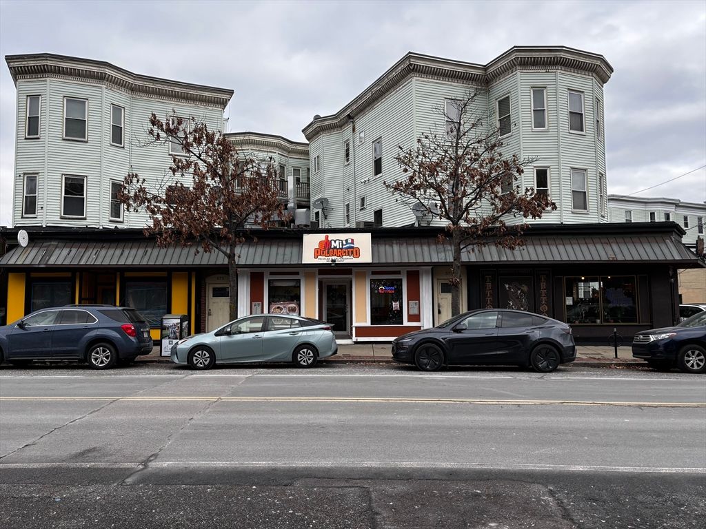Exterior, Facade, Rowhouse