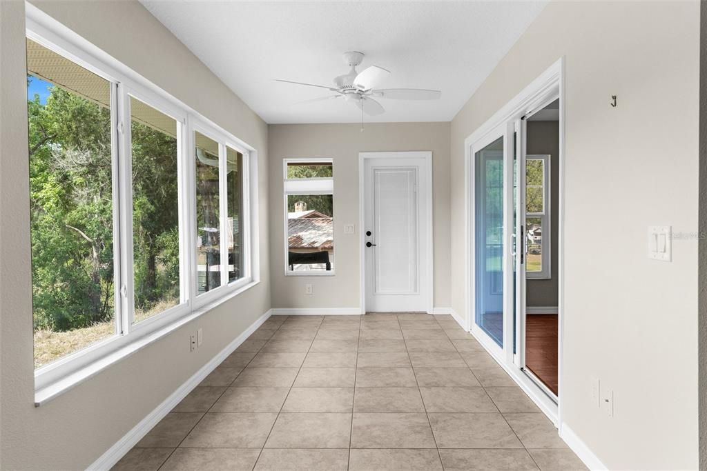 Empty room, Interior