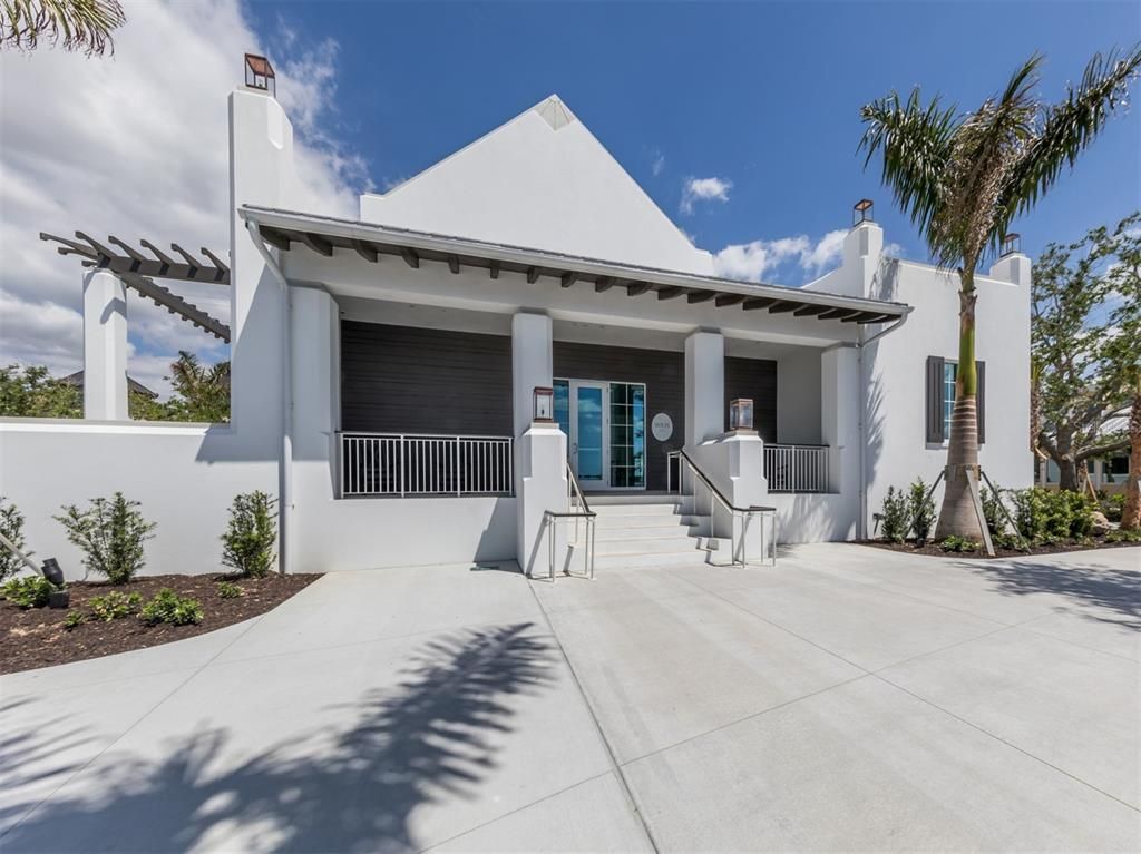 Exterior, Facade, Modern