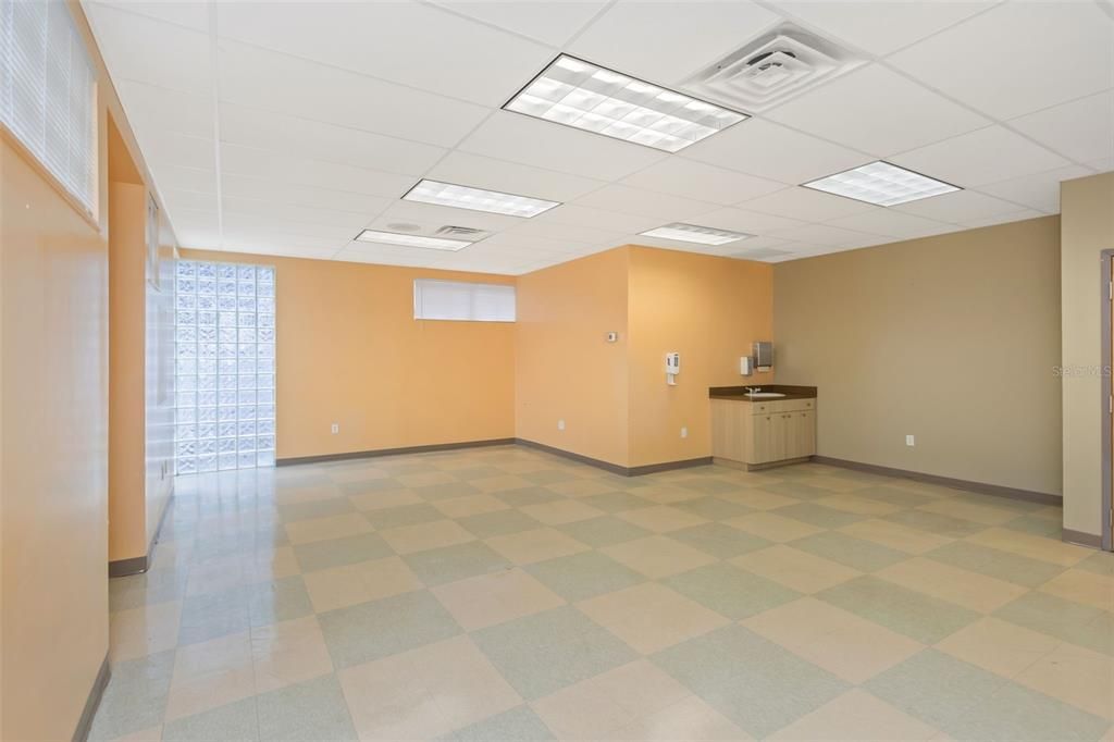 Empty room, Interior, Recessed Lighting