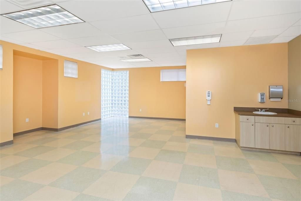 Empty room, Interior, Recessed Lighting