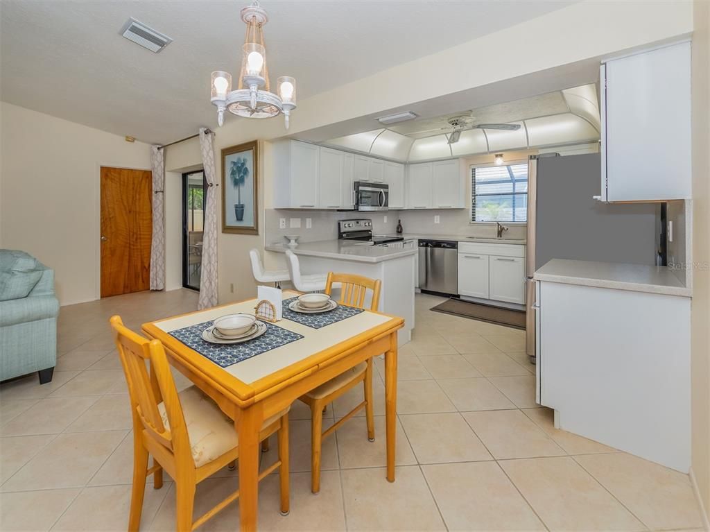 Chandelier, Dining room, Interior, Kitchen, Stainless Steel Appliances