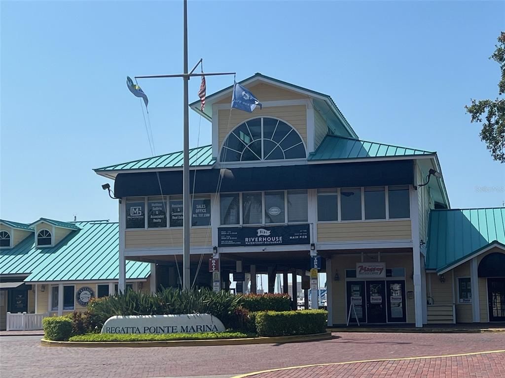 Exterior, Facade, Modern