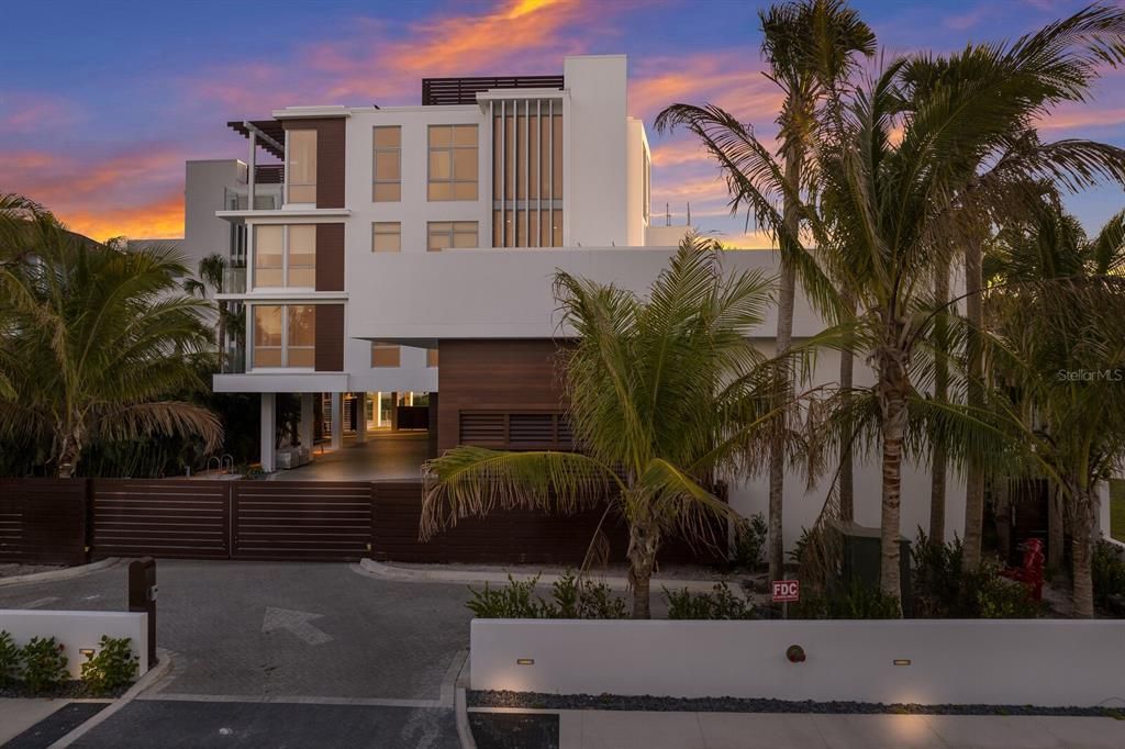 Exterior, Facade, Modern