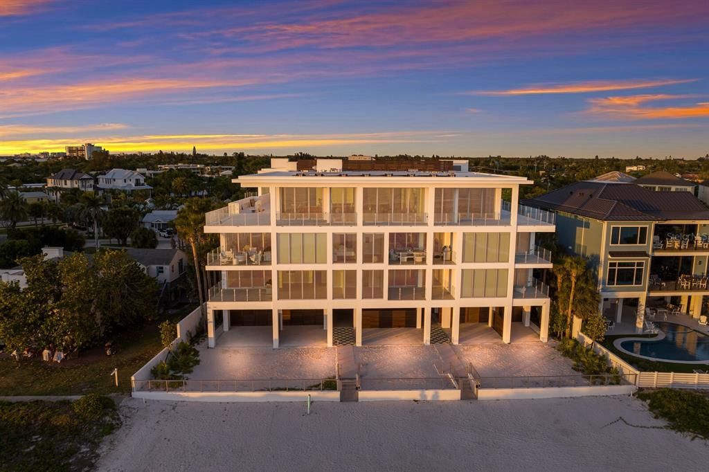 Exterior, Facade, Modern