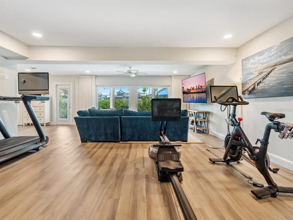 Fitness Equipment, Interior, Living room, Recessed Lighting, Wood Texture Flooring