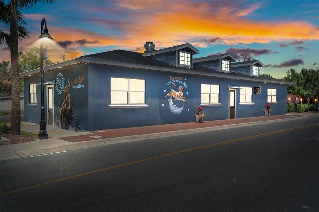 Exterior, Facade, Modern