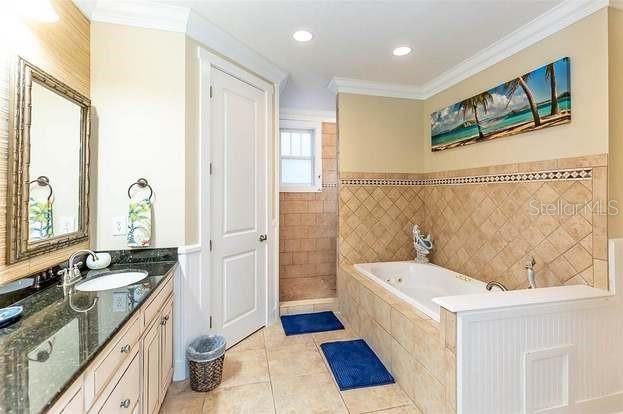Bathroom, Dual Sink Vanities, Interior, Recessed Lighting