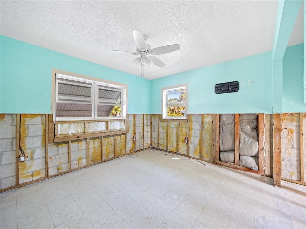 Empty room, Interior