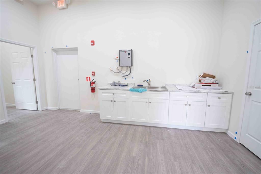 Interior, Washer, Wood Texture Flooring
