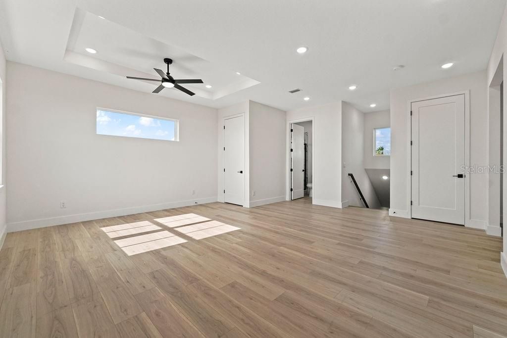 Empty room, Interior, Recessed Lighting, Wood Texture Flooring