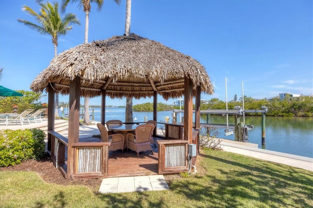 Exterior, Outdoor Kitchen, Water