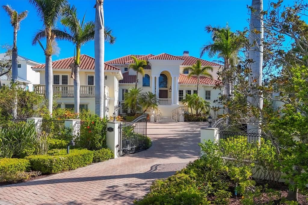 Exterior, Facade, Mediterranean