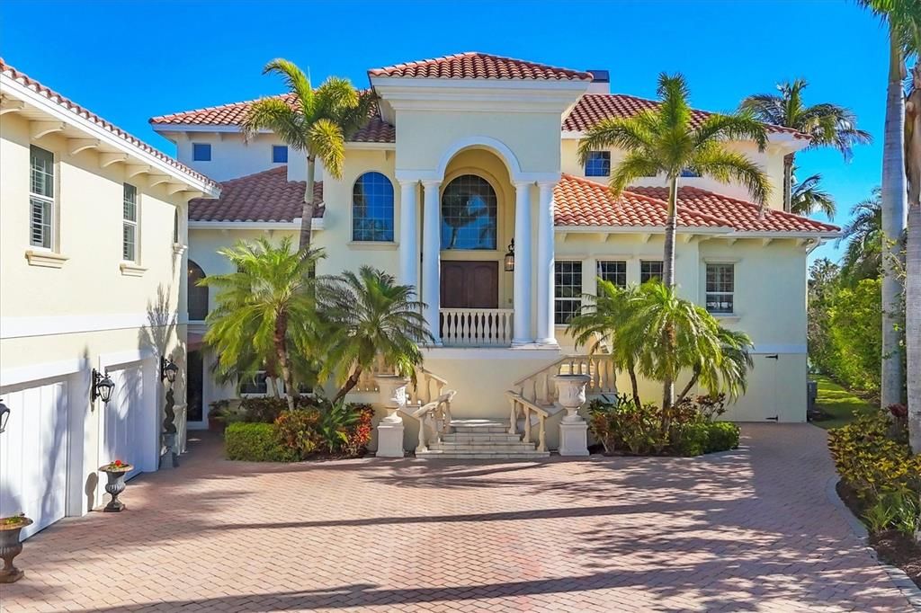 Exterior, Facade, Mediterranean